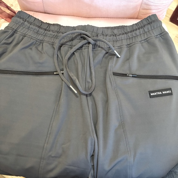 Scrubs Grey Jogger Sz Small.
14” waist with an extra 3” of stretch
Martha Mabel - Picture 2 of 7